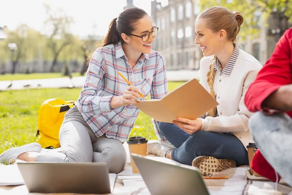 Dos estudiantes agradables que estudian fuera juntos — Foto de Stock