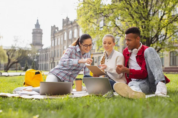 Estudiantes de primer año mirando su horario — Foto de Stock