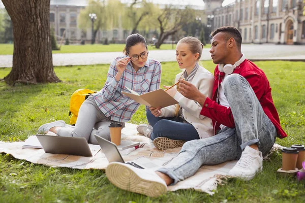 Tre studenti di master che partecipano a un progetto aziendale — Foto Stock