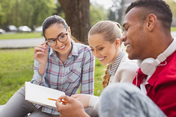 Sarışın öğrenci genel olarak geçen sınav sonra gülümseyerek