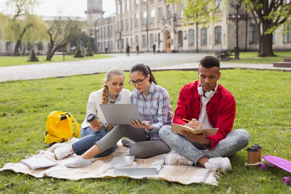 Drie afgestudeerden genieten van hun vrijetijd buiten — Stockfoto