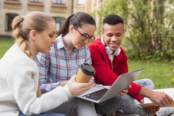 Genç öğrenciler parkta onların hafta sonu harcama yaparken video izlerken