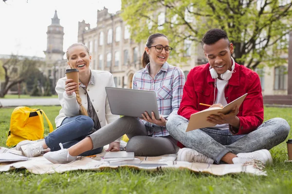 Hardwerkende studenten gevoel geweldige drinken koffie in het park — Stockfoto