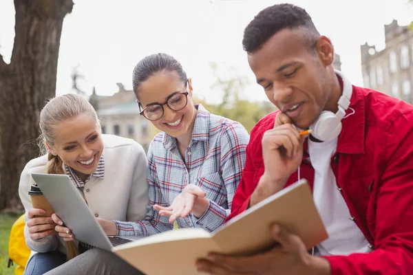 Tres estudiantes de matemáticas se sienten felices después de resolver el problema — Foto de Stock