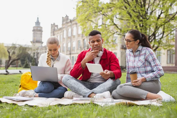 Estudiantes sintiéndose reflexivos pensando en el próximo examen — Foto de Stock