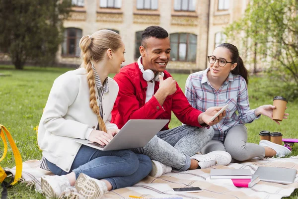Güzel kızlar şaka kendi öğrencilik gülüyor