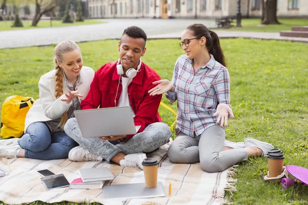 Futuros diseñadores sintiendo curiosidad pensando en dibujar bocetos — Foto de Stock