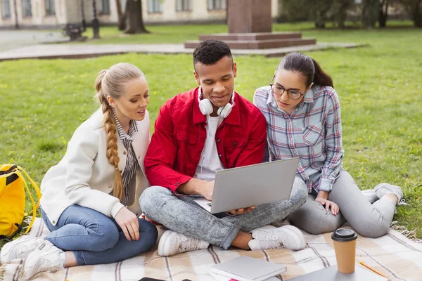 Laptop unutulmaz fotoğraf izlerken yüksek lisans öğrencileri