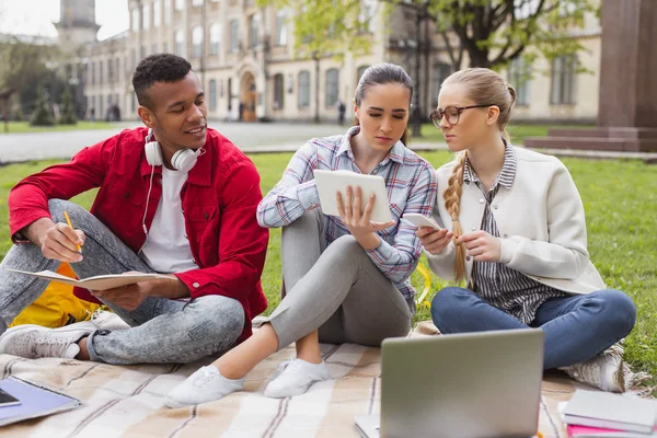 Estudiantes del milenio discutiendo tendencias de la moda moderna — Foto de Stock