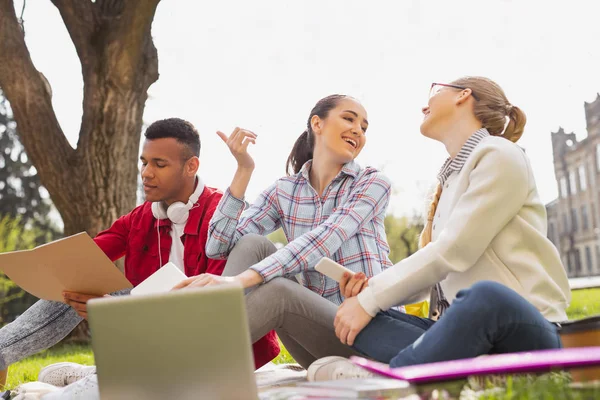 İki kız olumlu haber tartışırken inanılmaz duygu