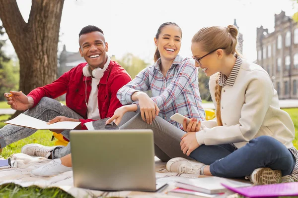 Graduados riendo recordando los primeros años de estudio — Foto de Stock