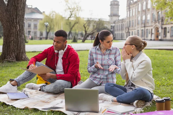 Sarışın öğrenci duygu işitme söylenti sonra şok