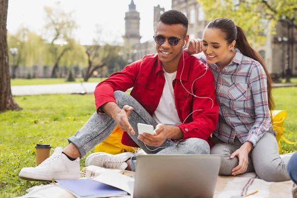 Esmer kız sevgili oturan