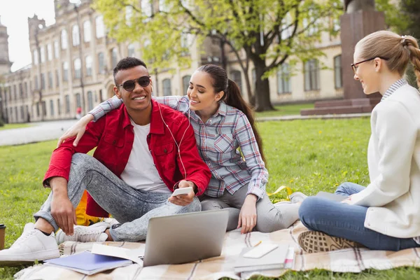 Güzel öğrenci güzel sevgilisi sarılma