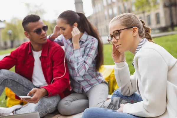 Studente dai capelli biondi si sente premuroso — Foto Stock