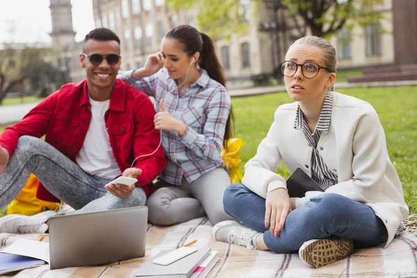 Estudiante usando gafas sintiendo curiosidad después de recibir mala nota — Foto de Stock