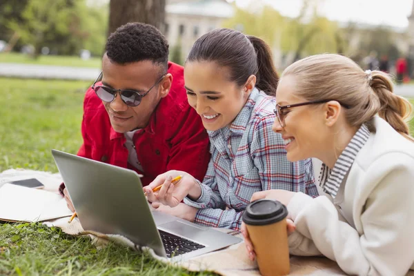 Trzech studentów rozmowy przez skype z ich profesor — Zdjęcie stockowe