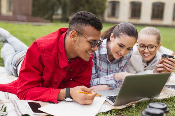 Moda öğrenciler çim yalan rahatlatıcı