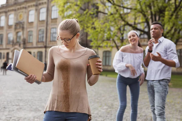 Után szerzés hatalmas kávé foltot szörnyű érzés Blonde-Haired lány — Stock Fotó