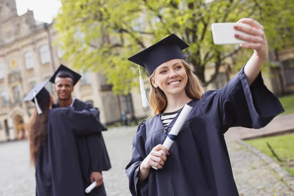 Selfie を作る鏝板の卒業生の笑顔 — ストック写真