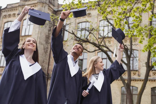 Üç öğrenci mezuniyet günlerinde gülüyor
