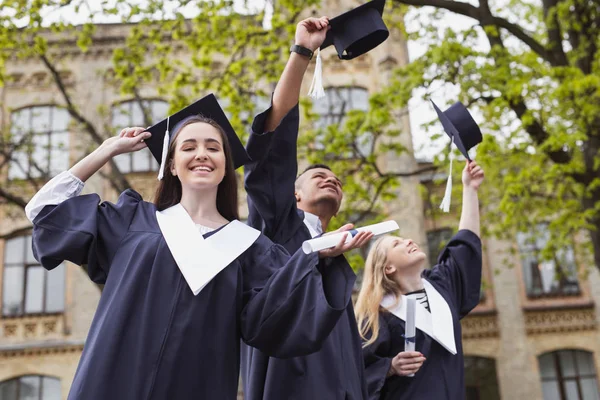 Sonra mutlu duygu gülümseyen esmer kız üniversite bitirme