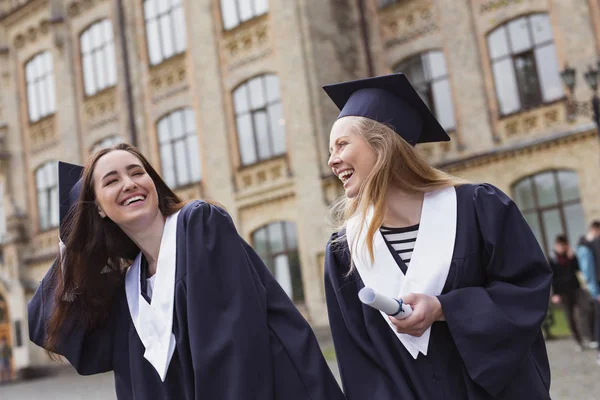 Två unga ekonomer mig glad efter att få examensbevis — Stockfoto