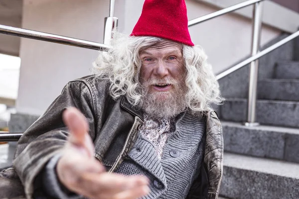 İyi yaşlı adam yardım istiyor