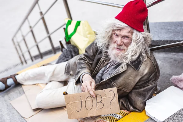 Hombre anciano sin hogar en busca de trabajo —  Fotos de Stock