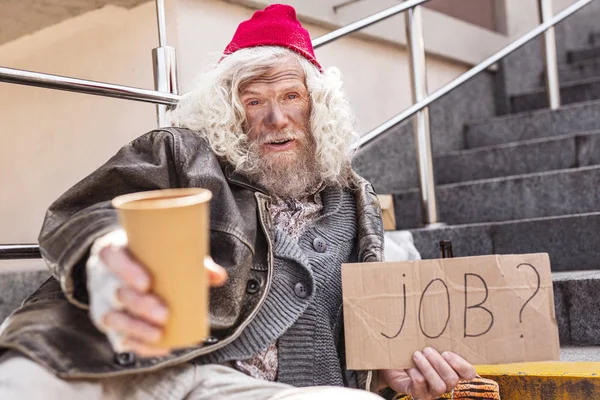 Deprimerad glädjelös man håller en kopp — Stockfoto