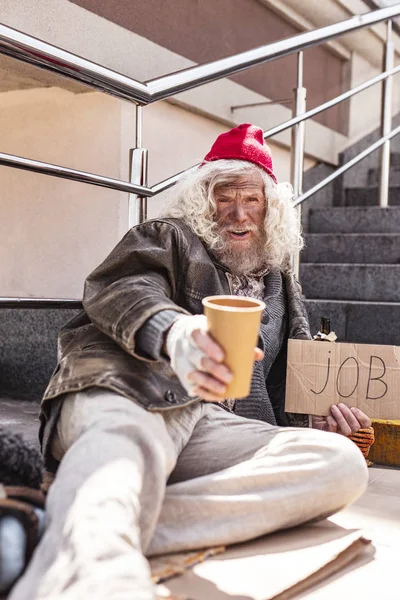 Neveselé bezdomovec s žádostí o pomoc — Stock fotografie