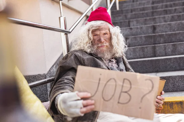 Ciddi zavallı adam bir iş ihtiyacı