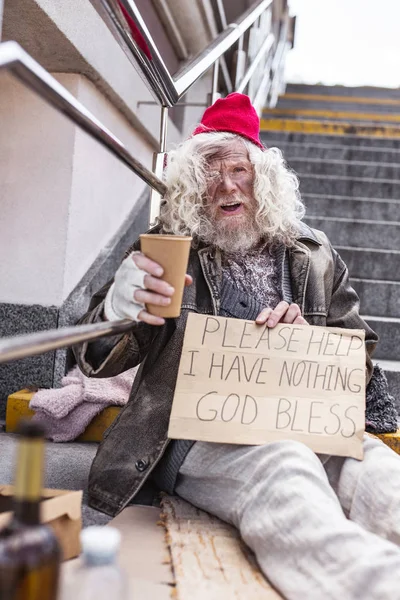 Mutsuz yaşlı adam yardım istiyor