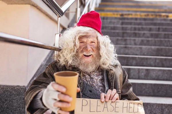 Mutsuz yaşlı adam sana bakmak