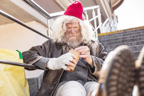 Ongelukkig arme man tellen van munten — Stockfoto