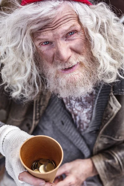 Nice paraları tutan adam yaşlı