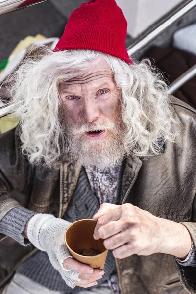 Depresif yaşlı adam sana bakmak