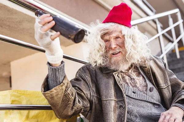 Bir şişe tutan üzgün sarhoş adam