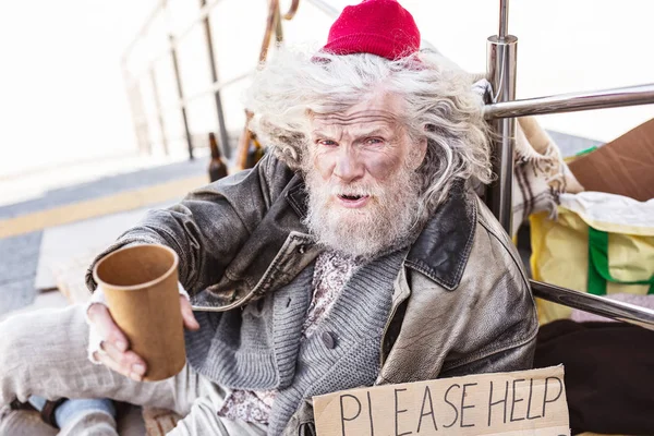 Mutsuz sakallı adam sana bakmak