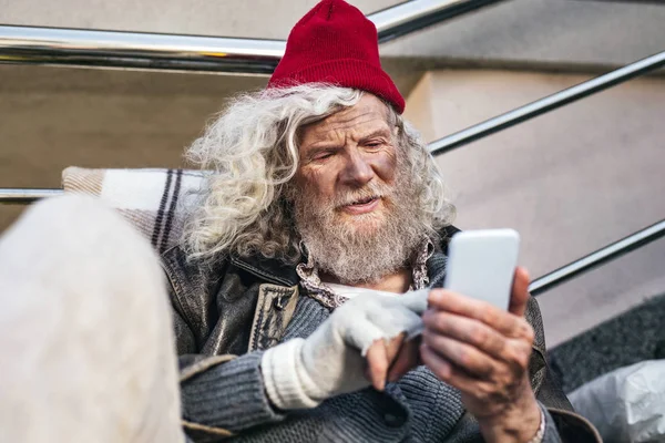 Gülümseyen pozitif sakallı adam