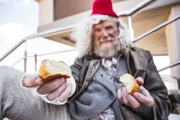 Leeftijd dakloze man delen zijn brood — Stockfoto