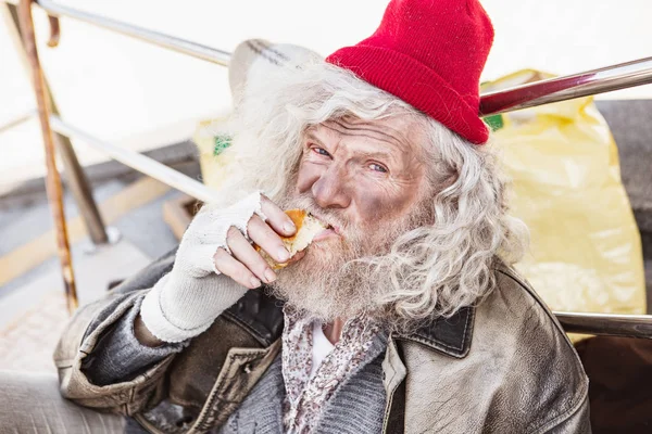 Aged poor man eating — Stock Photo, Image