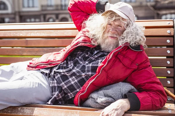 Bankta yatan ciddi zavallı adam