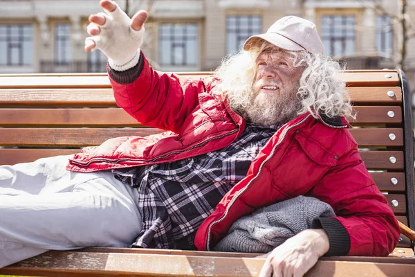 Zielige arme man uitrekken uit zijn hand — Stockfoto