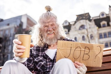 Sokaklarda dilenci mutsuz yaşlı adam
