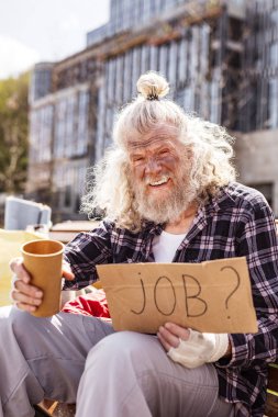 Depresif yaşlı adam para istiyorlar