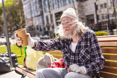 Depresif zavallı adam bankta oturan