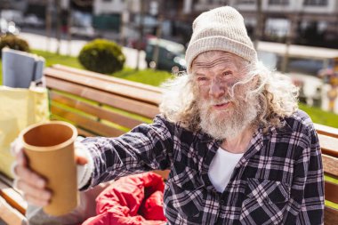 Zavallı adam para için muhtaç olmak sakallı