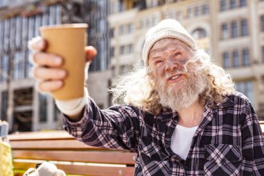 Onun önünde seyir ponponsuz zavallı adam