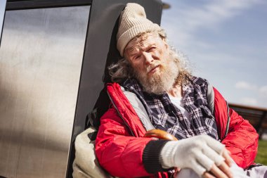 Üzgün depresif adam sana bakmak